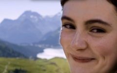 Lea van Acken, 16 ans, qui incarne le rôle d'Anne Frank dans la nouvelle adaptation allemande adaptation du journal d'Anne Frank (Crédit : Capture d'écran YouTube)