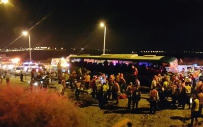La scène de l'accident de bus sur la route 1 route près de l'intersection d'Anava le 14 février 2016 (Crédit : United Hatzalah)