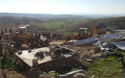 Des soldats de l'administration civile israélienne en train de démolir un certain nombre de structures jugées illégales dans les collines de Hébron, le 2 février 2016 (Crédit : Nasser Nawaja / B'Tselem)