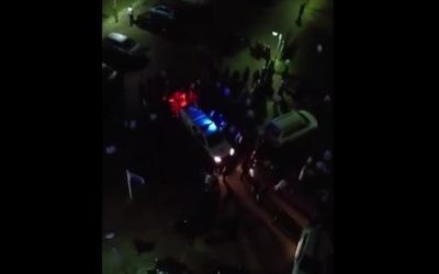 Des émeutiers ultra-orthodoxes encerclent un véhicule de la police après une manifestation contre l'enrôlement dans l'armée, à Ashdod, le 8 février 2016. (Crédit : capture d'écran YouTube)