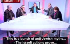 Neji Djelloul, politicien tunisien deuxième en partant de la droite (Capture d’écran : YouTube/Tunisian Politician Challenges TV Host: "The Protocols of the Elders of Zion" Is a Forgery)