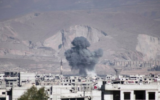 Nuages de fumée après des frappes aériennes signalées par les forces gouvernementales syriennes sur la ville de Arbi dans la région de Ghouta le 17 février 2016. (Crédit : AFP / AMER ALMOHIBANY)