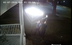 Vidéo de la caméra de sécurité montrant un homme et une femme vandaliser la hanoukkia placée devant le centre Habad de l'université de l'Illinois, le 7 février 2016. (Crédit : capture d'écran YouTube)