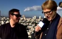Roy Iddan interprète le faux journaliste allemand Jimothy Bryson Cook (à droite) interviewant le maire adjoint de Tel Aviv, dans l'émission parodique "HaYom BaLeyla" du 21 février 2016. (Crédit : capture d'écran Facebook)