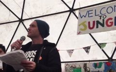 Jude Law lit une lettre ouverte de Lion Feuchtwanger adressée aux nazis pendant une représentation intitulée « Les lettres vivent », où des lettres considérées comme pertinentes pour la situation critique des réfugiés ont été lues, dans le camp de réfugiés de Calais, le 21 février 2016. (Crédit : capture d'écran YouTube/Help Refugees)