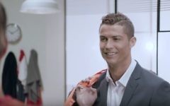 Cristiano Ronaldo, star de l'équipe du Portugal qui a remporté l'Euro 2016 le 10 juillet, dans la dernière publicité de HOT, fournisseur internet israélien, en février 2016. (Crédit : capture d'écran YouTube/HOT)