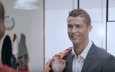 Cristiano Ronaldo, star de l'équipe du Portugal qui a remporté l'Euro 2016 le 10 juillet, dans la dernière publicité de HOT, fournisseur internet israélien, en février 2016. (Crédit : capture d'écran YouTube/HOT)