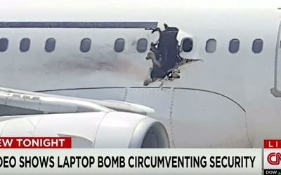 Le trou laissé par l'explosion d'une bombe dans le fuselage d'un avion qui avait décollé en février 2016 de l'aéroport de Mogadiscio. (Crédit : capture d'écran YouTube/CNN)