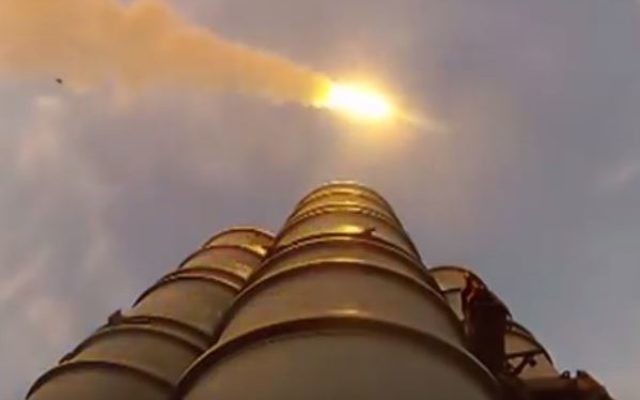 Test du système anti-missiles aériens S-300 par l'armée russe. (Crédit : capture d'écran YouTube/Armée de l'est) Test du système anti-missiles aériens S-300 par l'armée russe. (Crédit : capture d'écran YouTube/Armée de l'est)