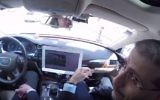 Dan Shapiro, à droite, alors ambassadeur des Etats-Unis en Israël, et le PDG de l'entreprise israélienne MobilEye Ziv AViram dans une voiture équipée de la technologie MobilEye pour la conduite sans conducteur. (Crédit : capture d'écran YouTube/US Embassy in Israel)