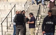 Le chef du bureau de Jérusalem du Washington Post William Booth accusé d'"incitations" [à la violence] par des gardes-frontières israélien à la porte de Damas, devant la Vieille Ville de Jérusalem, le 16 février 2016. (Crédit : capture d'écran Twitter/Ruth Marks Eglash)