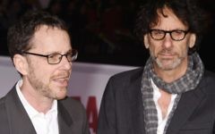Les réalisateurs/producteurs/auteurs de films Ethan Coen (à gauche) et Joel Coen arrivent à la première de leurs films "Hail, césar !" au Regency Village Theatre, à Westwood, Californie, le 1er février 2016. (Crédit : Jeffrey Mayer/WireImage via JTA)