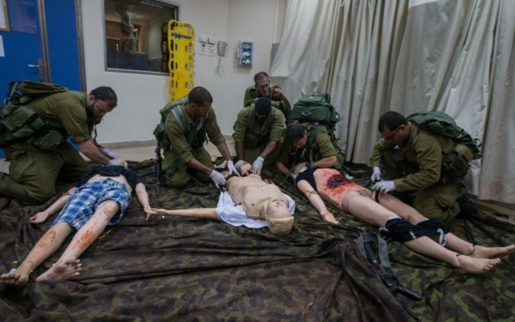 Le personnel médical de l'armée israélienne soigne ses "patients", des mannequins intelligents qui simulent les systèmes respiratoire et circulatoire humain, au centre de simulation médicale de l'hôpital Tel Hashomer de Ramat Gan, le 11 février 2016. (Crédit : Adi Brown/unité des porte-paroles de l'armée) Le personnel médical de l'armée israélienne soigne ses "patients", des mannequins intelligents qui simulent les systèmes respiratoire et circulatoire humain, au centre de simulation médicale de l'hôpital Tel Hashomer de Ramat Gan, le 11 février 2016. (Crédit : Adi Brown/unité des porte-paroles de l'armée)