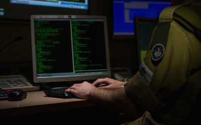 Les soldats de Tsahal travaillant avec les systèmes de cyber-défense (Crédit : Moshe Shai / Flash90 / File)