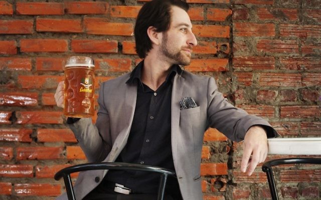 Le chef israélien Shahar Lubin, propriétaire du Daluva, un bistro gastronomique moyen-oriental à Hanoï, au Vietnam. (Crédit : Emily S. Adams/JTA)