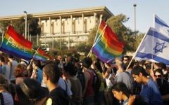 Des Israéliens manifestent devant la Knesset pendant la Gay Pride annuelle à Jérusalem, le 29 juillet 2010. (Crédit : Miriam Alster/Flash90)