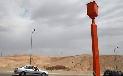 Une caméra radar sur la route 1 entre Jérusalem et la mer Morte, photographiée le 25 mars 2014. (Crédit : Nati Shohat/Flash 90)