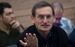 Le député de la Liste arabe unie Dov Khenin à la Knesset (Crédit : Miriam Alster / FLASH90)