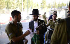 Les jeunes Israéliens arrivant à la base militaire de Tel Hashomer pour s'enrôler dans le bataillon Netzah Yehuda, le 30 juillet 2015 (Crédit : Tomer Neuberg / FLASH90)