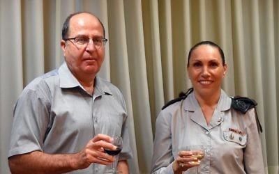 Ariella Ben Avraham, chef de la censure militaire israélienne (à droite), et le ministre de la Défense Moshe Yaalon, le 30 août 2015. (Crédit : Ariel Hermoni/ministère de la Défense)