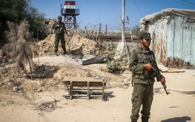 Les forces de sécurité du Hamas à côté d'une tour de guet égyptienne à la frontière entre l'Egypte et Gaza, à Rafah, au sud de la bande de Gaza, le 21 septembre 2015. (Crédit : Abed Rahim Khatib/Flash90)