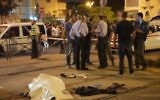 La police israélienne près du corps de Fadi Yaloon, un Palestinien qui aurait poignardé un garçon de 15 ans devant la Vieille Ville de Jérusalem le 4 octobre 2015. (Crédit : Flash90)