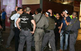 Les forces de sécurité israéliennes sur les lieux d'un attentat à la station centrale d'autobus de Beer Sheva, le 18 octobre 2015. (Crédit : Meir Even Haim / Flash90)