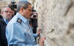 Roni Alsheich prie au mur Occidental, dans la Vieille Ville de Jérusalem, le 3 décembre 2015, peu de temps après son accession au poste de chef de la police israélienne/ (Crédit : Yonatan Sindel/Flash90)