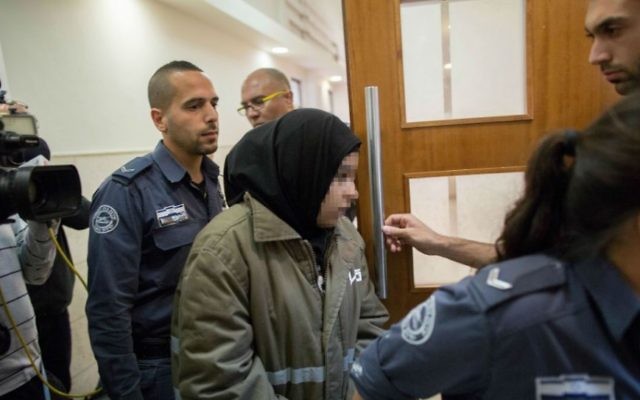 Une Palestinienne de 16 ans, inculpée de deux tentatives de meurtres pour une attaque au couteau du 23 novembre dans la capitale, devant la cour du district de Jérusalem le 11 décembre 2015. (Crédit : Yonatan Sindel/Flash90)