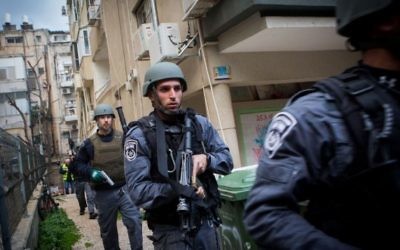 Les forces de sécurité recherchent dans Tel Aviv l'homme armé qui a tué deux personnes et en a blessé sept autres dans un bar du centre de la ville, le 1er janvier 2016. (Crédit : Miriam Alster/Flash90)