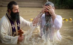 Baptême traditionnel à Qasr el Yahud (Crédit : Yaakov Lederman/Flash90)