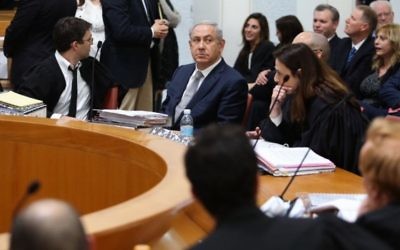 Benjamin Netanyahu, (deuxième à gauche), à la Cour suprême de Jérusalem, le 14 février 2016. (Crédit : Gili Yohanan/POOL)