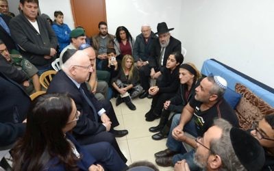Le président Reuven Rivlin rencontrant le 8 février 2016, la famille de la policière de la police des frontières tuée, Hadar Cohen, qui a été tuée cinq jours plus tôt dans une attaque terroriste à la porte de Damas à Jérusalem (Crédit : Mark Neyman / GPO)