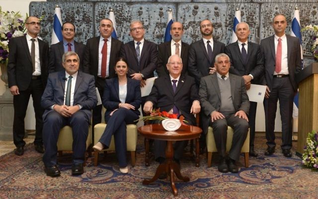 Le président Reuven Rivlin et la ministre de la Justice Ayelet Shaked (au centre) avec les nouveaux juges de la charia israéliens lors d'une cérémonie à la résidence du président à Jérusalem, le mardi 9 février 2016 (Crédit : Mark Neyman / GPO)