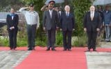 Le président Reuven Rivlin (à droite sur le tapis rouge) accueille son homologue kényan, Uhuru Kenyatta, en visite d'Etat en Israël, dans sa résidence de Jérusalem, le 23 février 2016. (Crédit : Mark Neyman / GPO)