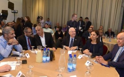 Le président Reuven Rivlin (3ème depuis la droite) avec la ministre de l'Egalité sociale Gila Gamliel (2ème à droite), le député de l'Union sioniste Zouheir Bahloul (à droite), le ministre des Finances Moshe Kahlon (3ème depuis la gauche) et les dirigeants des citoyens arabes israéliens, dans sa résidence officielle de Jérusalem, le 24 février 2016. (Crédit : Mark Neyman/GPO)