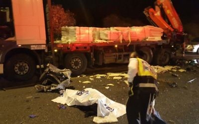 Scène de l'accident de la route sur la route 443, le 14 février 2016 (Crédit : Zaka)