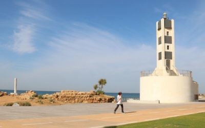 Le phare des années 1930 restauré du port de Tel Aviv Port. (Crédit : Shmuel Bar-Am)