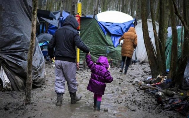 Camp de réfugiés dans le nord de la France, en février 2016. (Crédit : IsraAID)