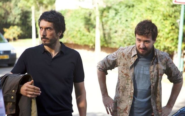 Vincent Elbaz, à gauche, et Ludovik Day pendant une pause sur le tournage de "Je compte sur vous" à Tel-Aviv, en mai 2015. (Crédit : autorisation de Pascal Elbe / via JTA)