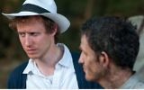Le réalisateur juif, né en Hongrie, László Nemes sur le plateau de "Son of Saul" aux côtés de Géza Röhrig. (Crédit : autorisation)