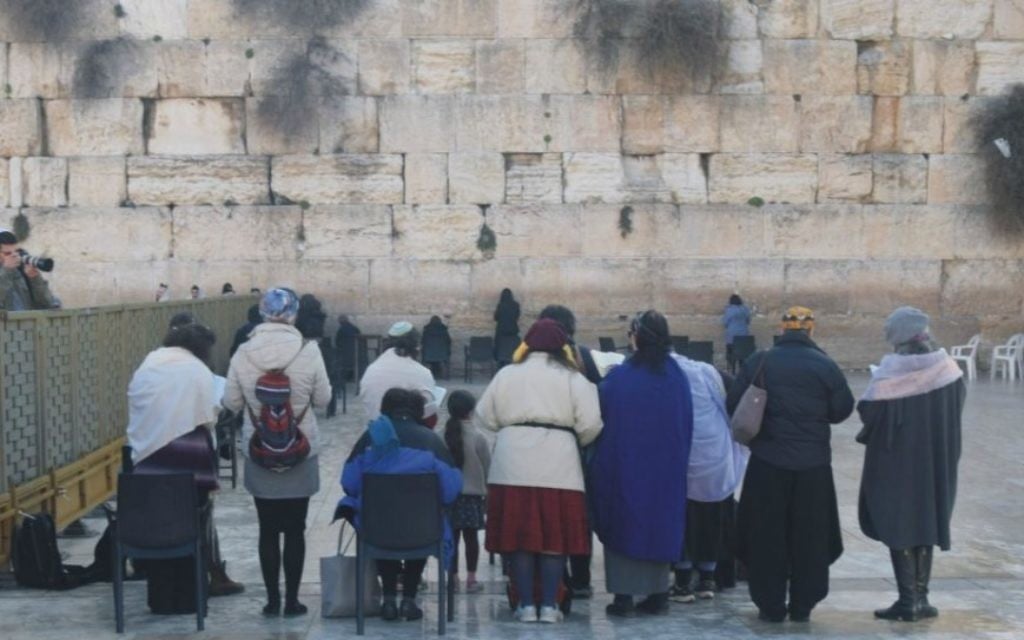 Des membres des Femmes du mur 'originelles' prient au mur Occidental le 3 février 2016 (Crédit photo: Raya Meltz, morayaDESIGN) Des membres des Femmes du mur 'originelles' prient au mur Occidental le 3 février 2016 (Crédit photo: Raya Meltz, morayaDESIGN)