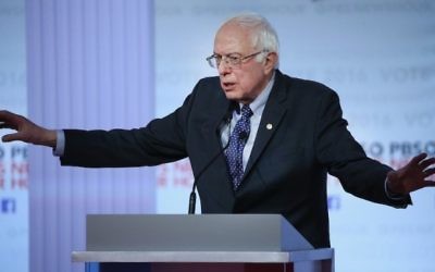 Bernie Sanders pendant le débat PBS NewsHour des candidats démocrates à l'élection présidentielle à l'université du Wisconsin-Milwaukee, le 11 février 2016. (Crédit : Win McNamee/Getty Images)