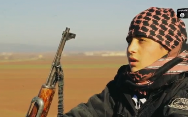 Un adolescent kamikaze de l'Etat islamique dans une vidéo de propagande avant d'aller mener sa mission. (Crédit : capture d'écran VideoPress) Un adolescent kamikaze de l'Etat islamique dans une vidéo de propagande avant d'aller mener sa mission. (Crédit : capture d'écran VideoPress)