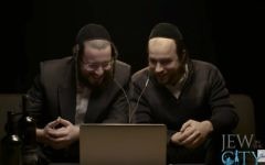 'Des juifs hassidiques regardent "Un violon sur le toit" pour la première fois' (Crédit : capture d'écran YouTube)
