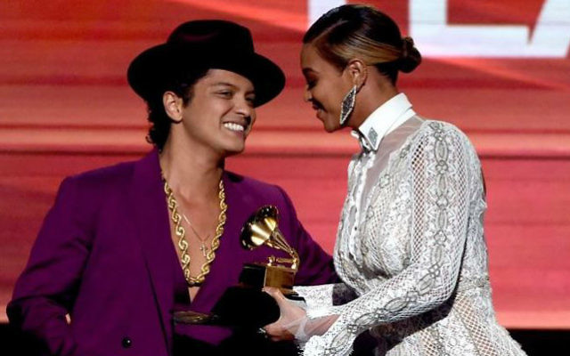 Beyonce présente le meilleur album aux Grammys dans sa robe Inbal Dror aux côtés de Bruno Mars, le 15 février 2016 (Crédit : autorisation Grammy The Recording Academy) Beyonce présente le meilleur album aux Grammys dans sa robe Inbal Dror aux côtés de Bruno Mars, le 15 février 2016 (Crédit : autorisation Grammy The Recording Academy)