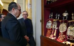 Le ministre de la Défense Moshe Yaalon devant des rouleaux de la Torah à Bern, en Suisse, le 10 février 2016. (Crédit : Ariel Hermoni/Defense Ministry)
