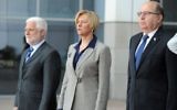 Le ministre de la Défense Moshe Yaalon, à droite, et son homologue italienne Roberta Pinotti, au centre, à Tel Aviv le 29 février 2016. (Crédit : Ariel Hermoni/ministère de la Défense)
