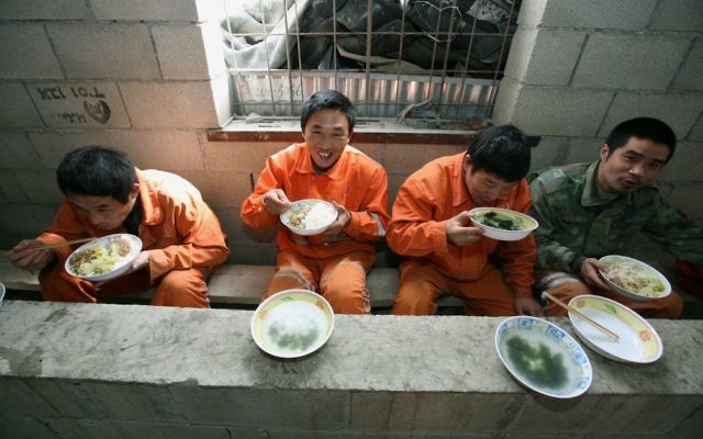 Des travailleurs étrangers chinois qui creusent les tunnels du Carmel dans le nord d'Israël, pendant leur pause déjeuner, le 24 février 2009. (Crédit : Moshe Shai/FLASH90)