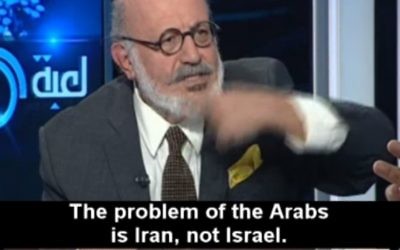 Roger Edde, dirigeant du parti pour la paix libanais, pendant un entretien sur la télévision al-Mayadeen le 20 janvier 2015. (Crédit : capture d'écran MEMRI)